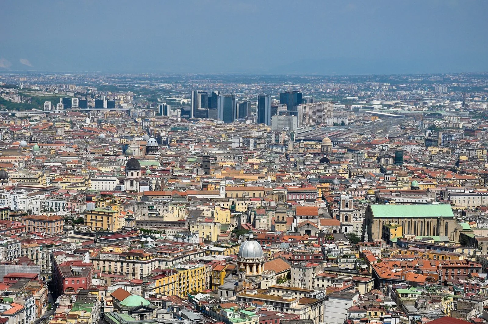 Veduta dall'alto del centro storico di Napoli con i tetti, le cupole delle chiese, la basilica di Santa Chiara e i grattacieli del Centro Direzionale sullo sfondo